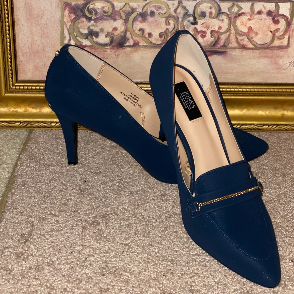 Beautiful navy and gold heel by Jones New York